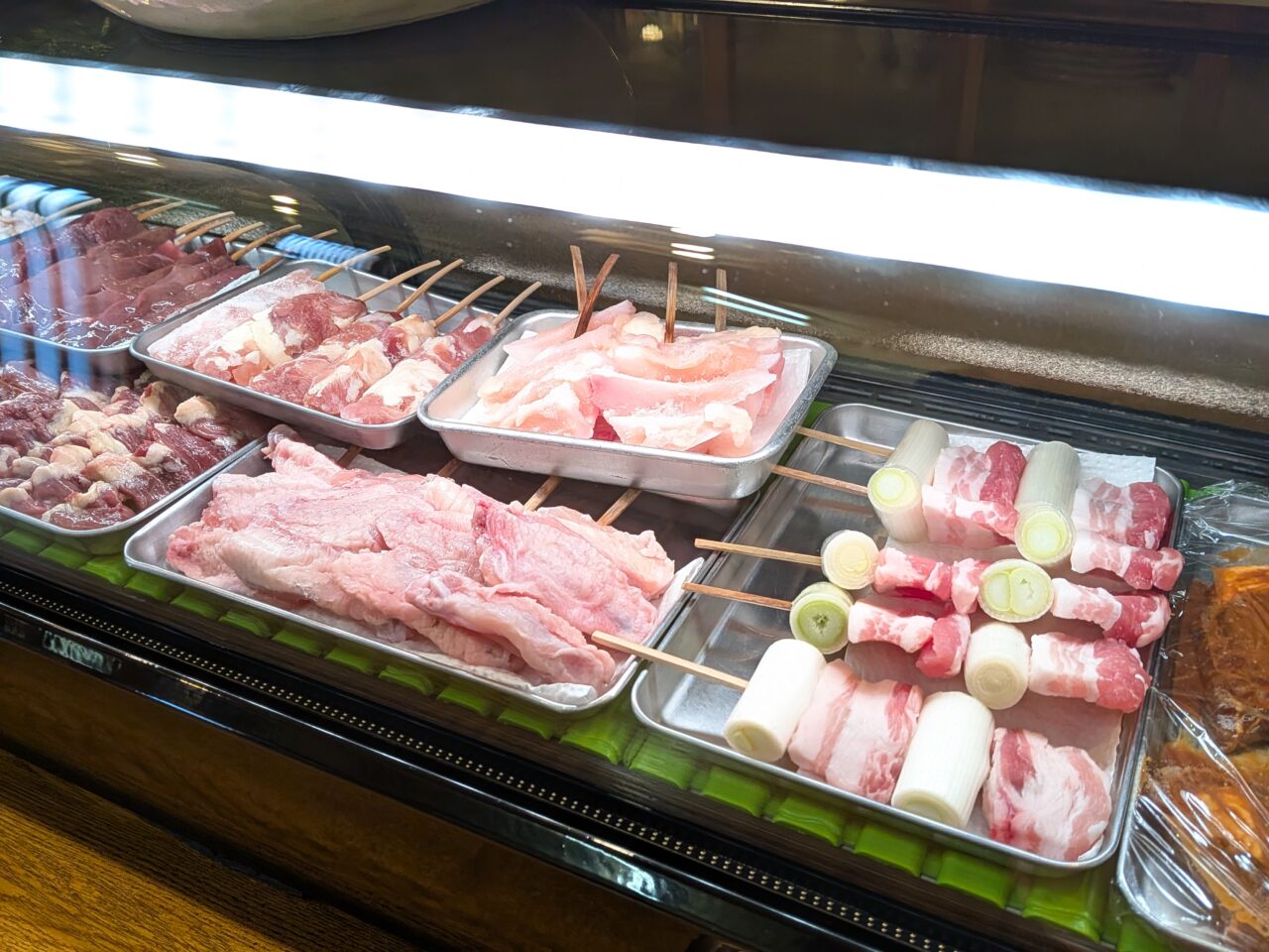 串焼き用のネタがずらりと並ぶショーケースの様子