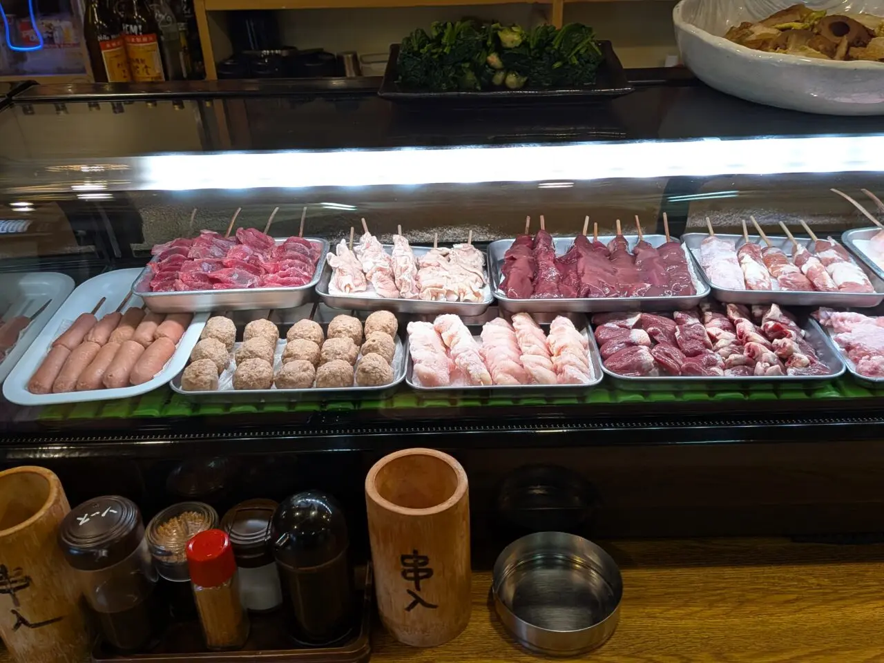 串焼き用のネタがずらりと並ぶショーケースの様子