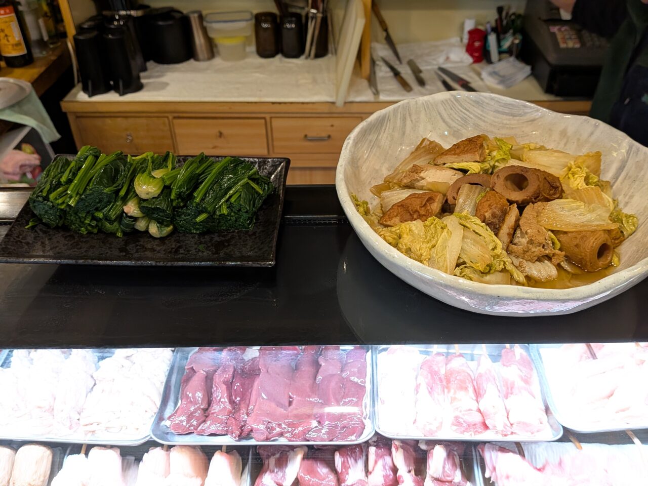 仕込み済みのおばんざいがカウンターに置かれた様子