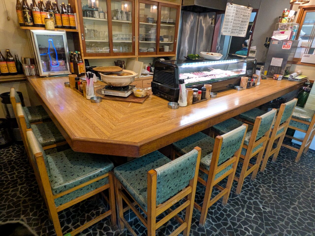 L字型のカウンター席が並ぶあたたかみある店内