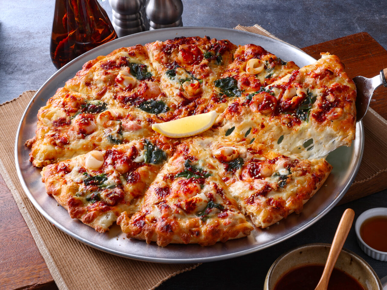 エビやホタテがのった3種魚介のヤンニョムシーフードピザの全体写真