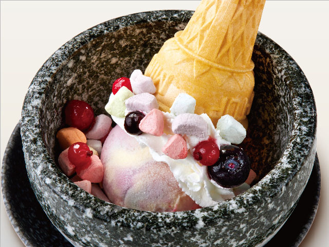 韓国フェア2025で提供されるカラフルなストーンアイスとマロウポップ