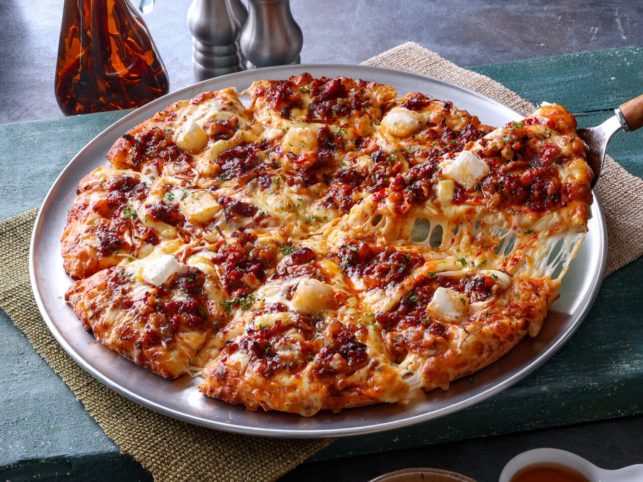 ヤンニョムソースとカルビがのったピザーラのコラボピザ