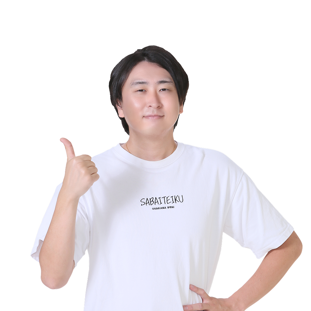 白いTシャツ姿で親指を立てるきまぐれクックの人物写真