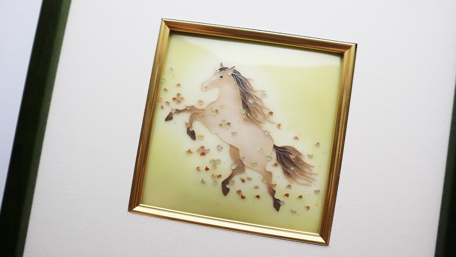 七宝焼で制作された干支「午」の額装作品