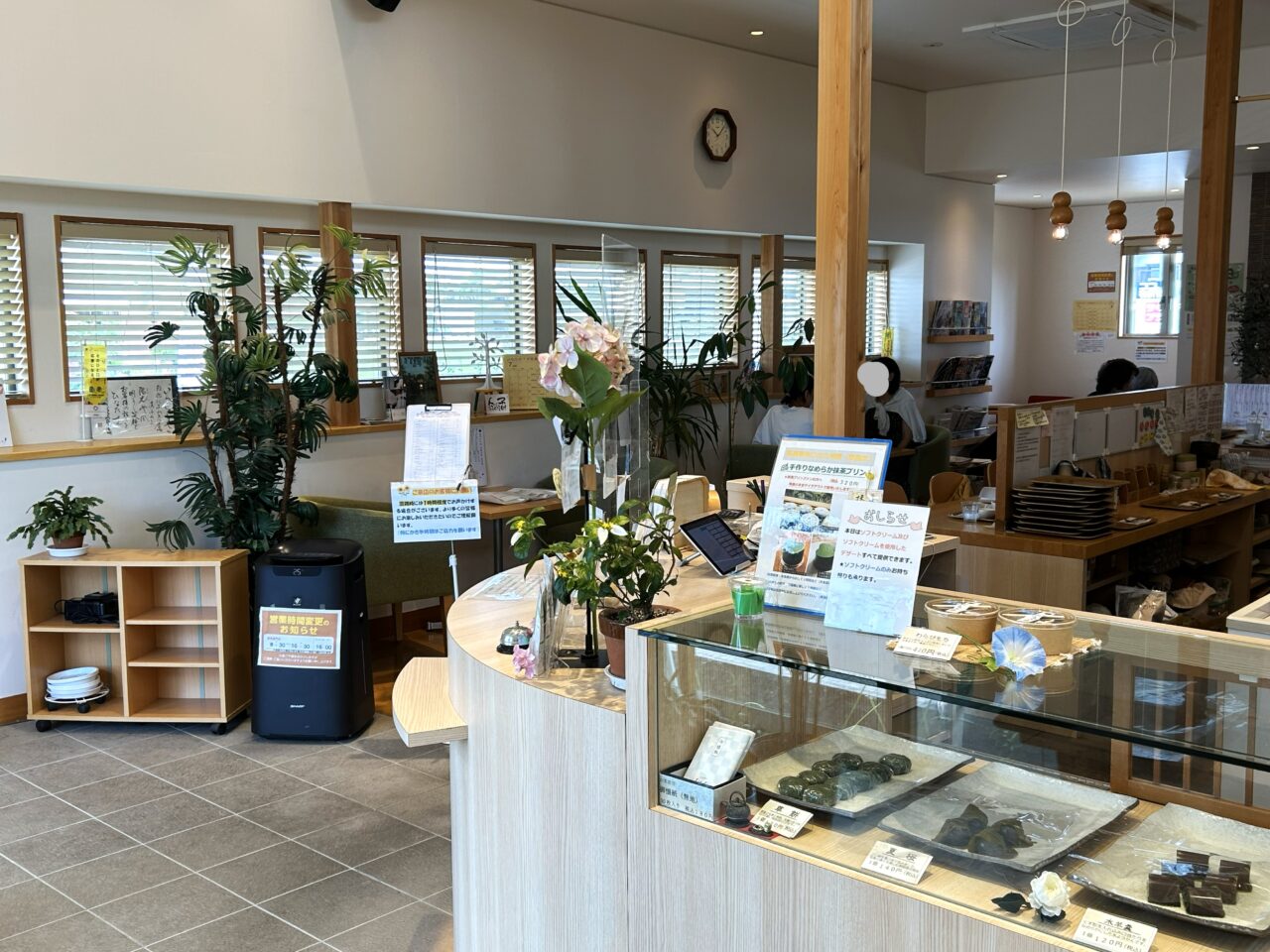 愛西市見越町前田にある茶菓専科ひなたの店内の様子