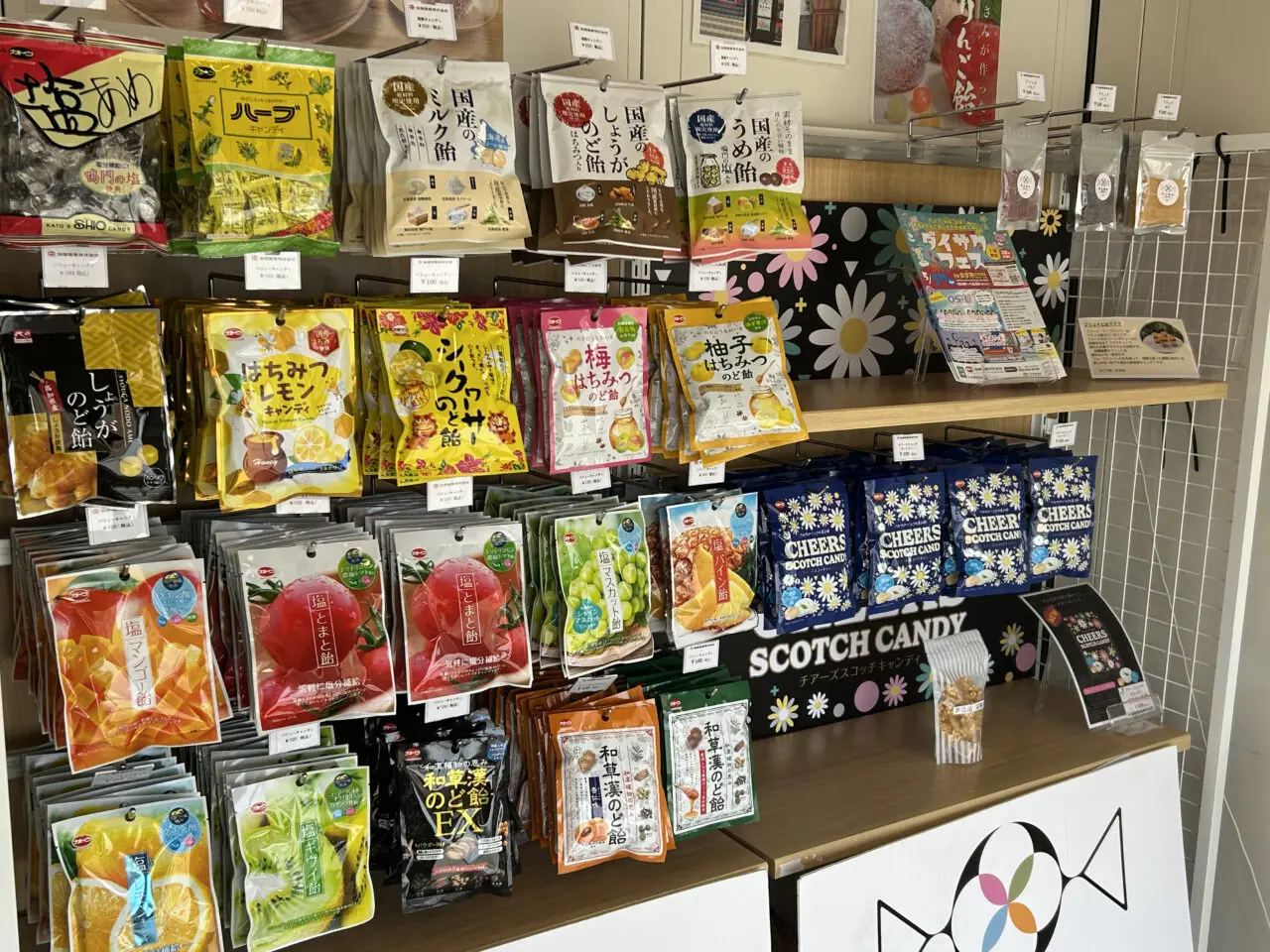 店頭に並ぶ各種キャンディ商品棚