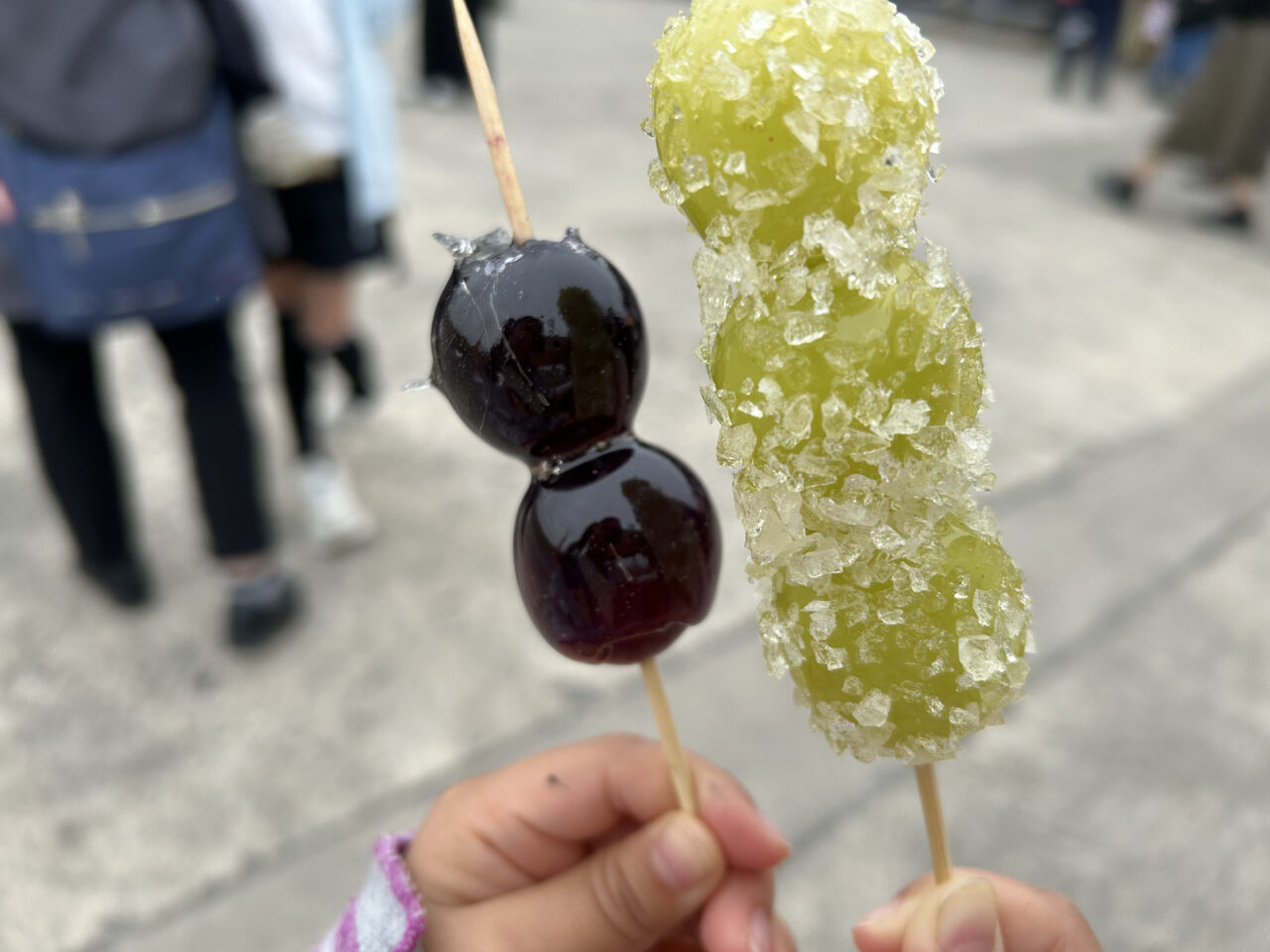 イベント会場で販売されていた巨峰とシャインマスカットを使ったブドウ飴の串