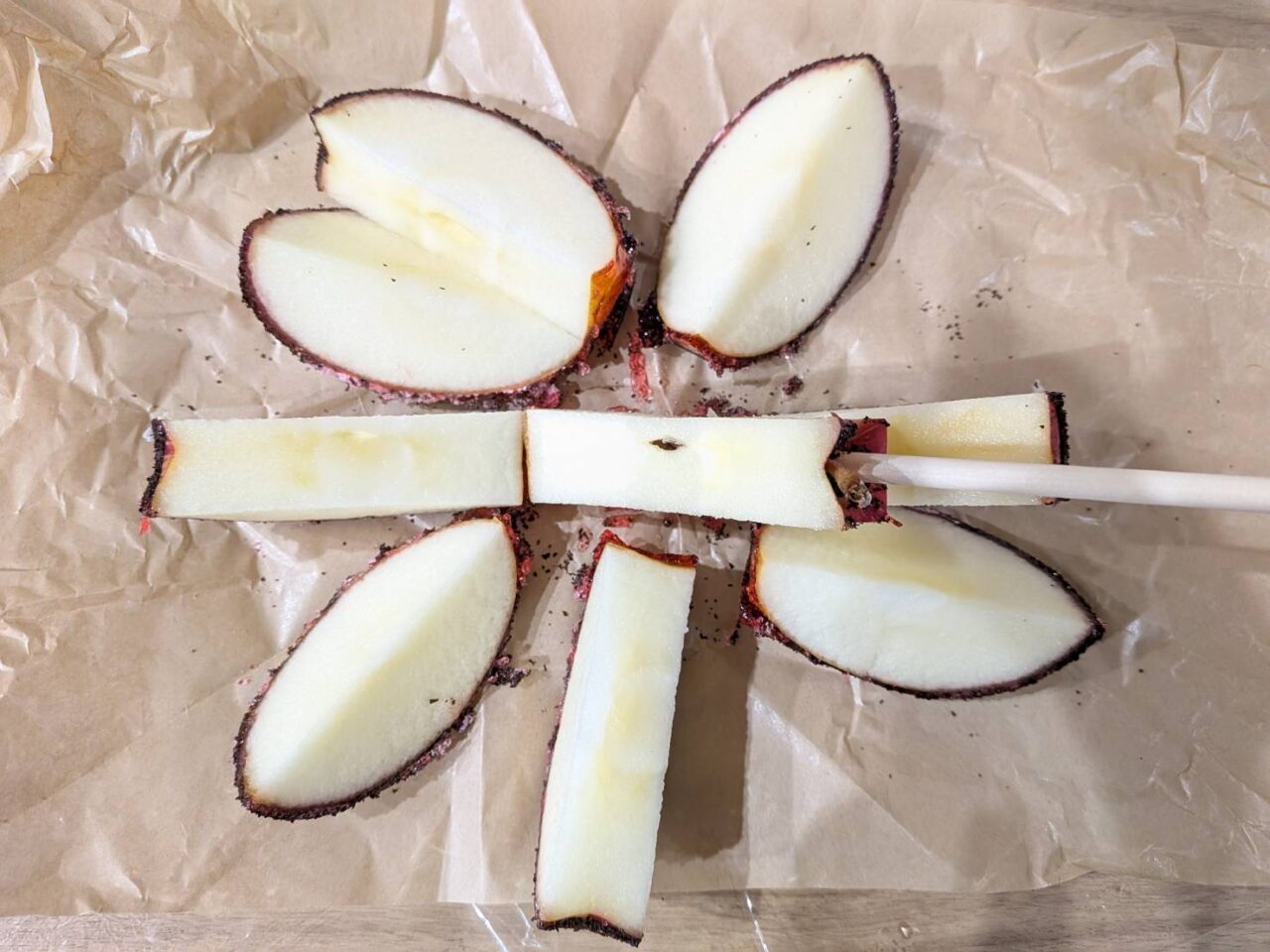 カットされたりんご飴の断面と中の果肉の様子