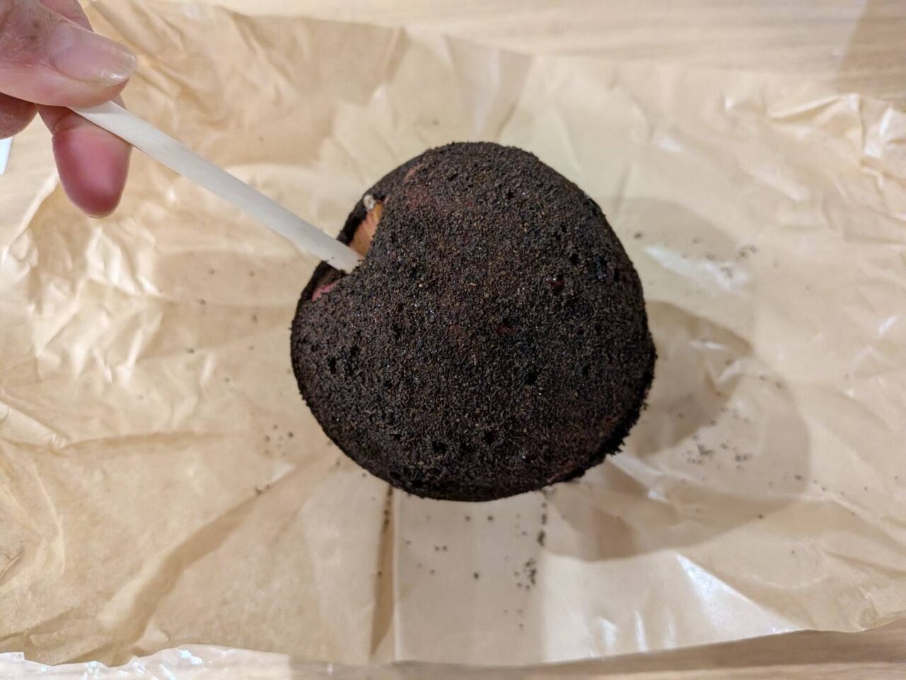 アールグレイ風味のコーティングが施されたりんご飴