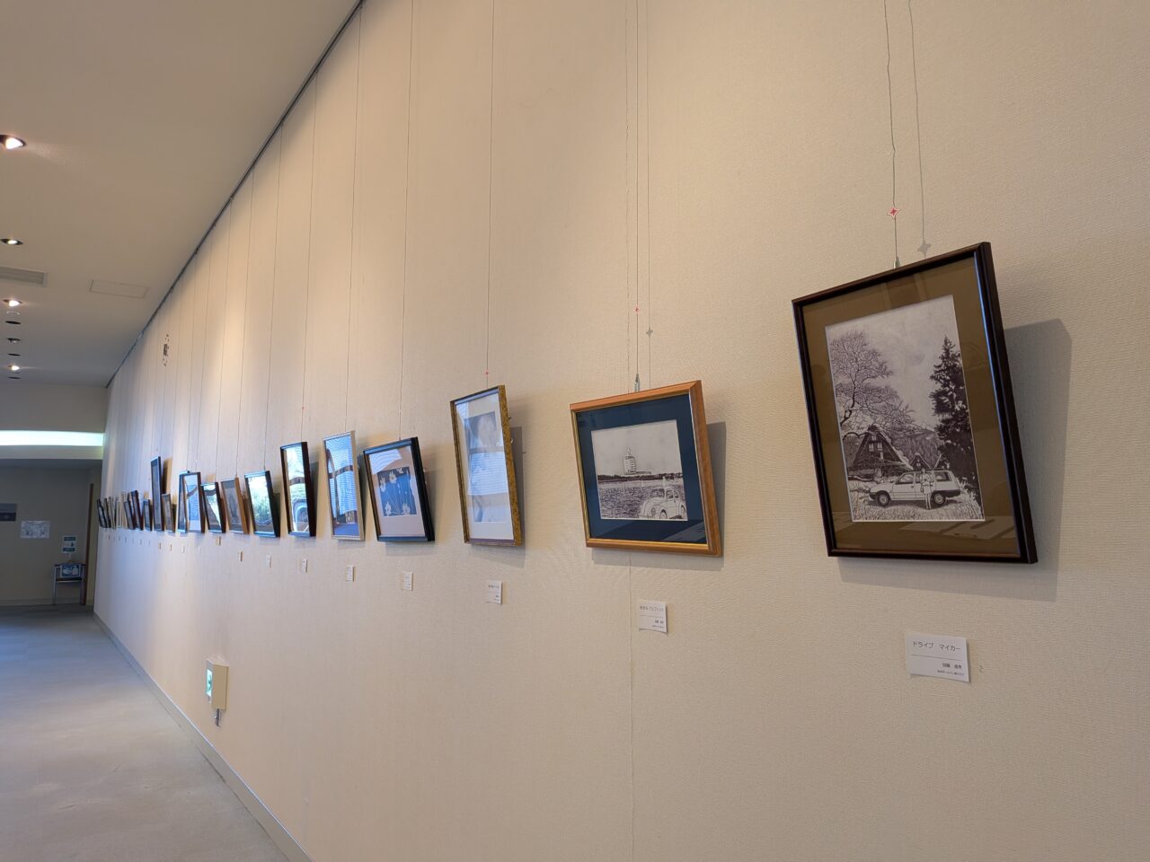 展示中のボールペン画作品（斜めからの視点）