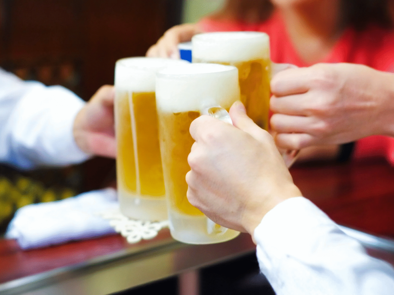中ジョッキのビールで乾杯しているイメージ写真