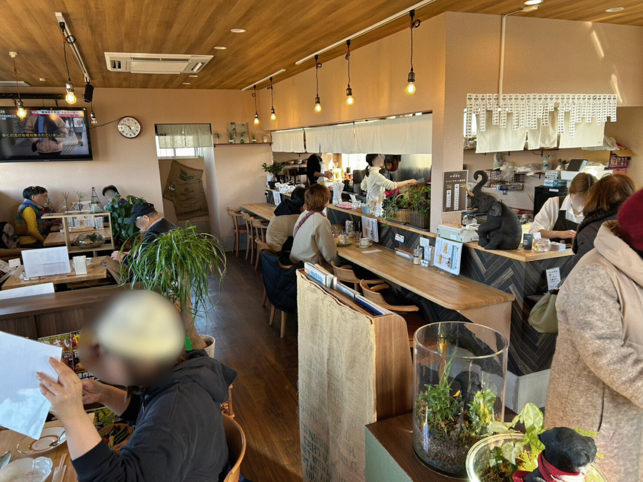 店内のカウンター席とテーブル席の様子