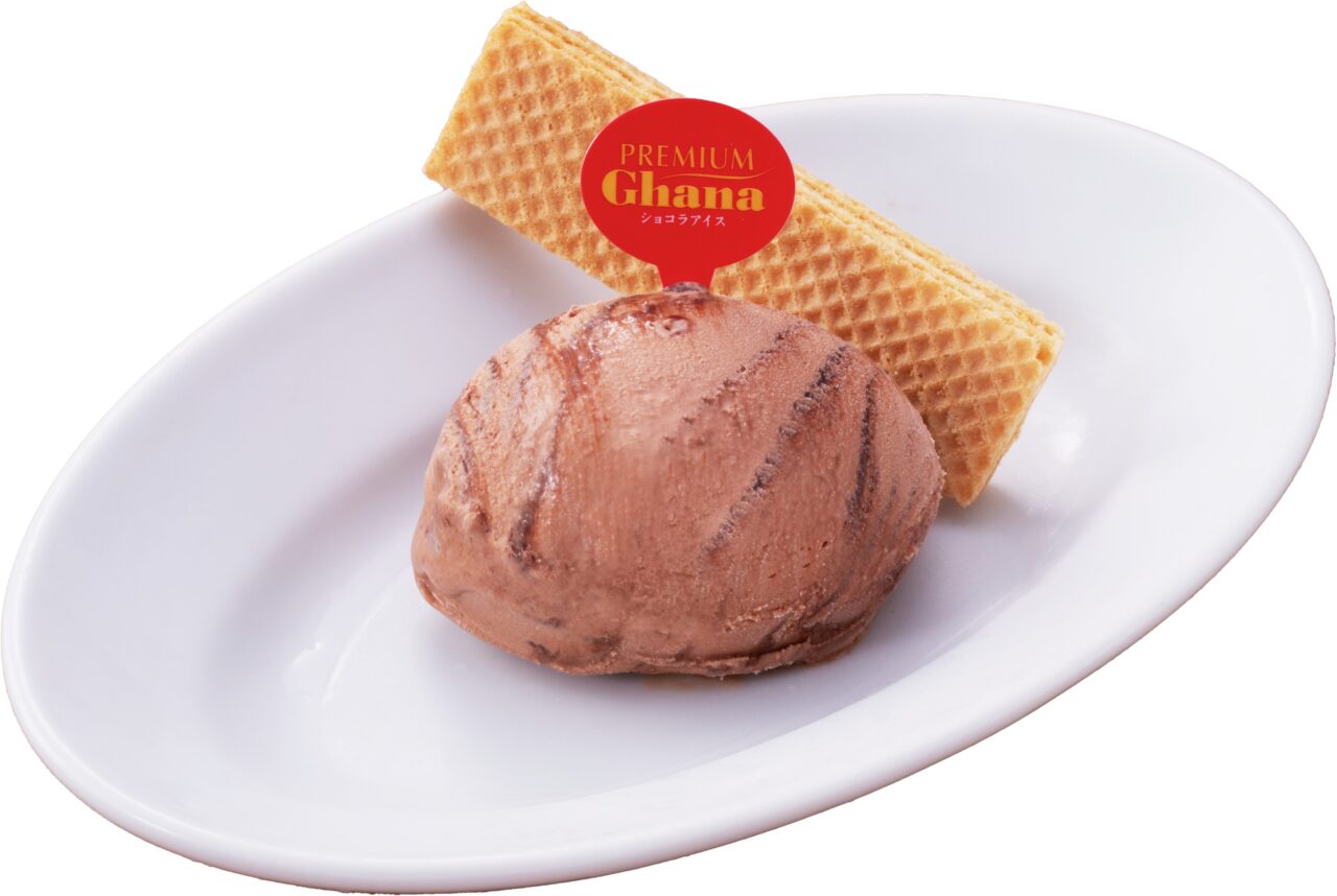 牛角で単品提供される「プレミアムガーナショコラアイス」、ウエハース付きの平皿盛り