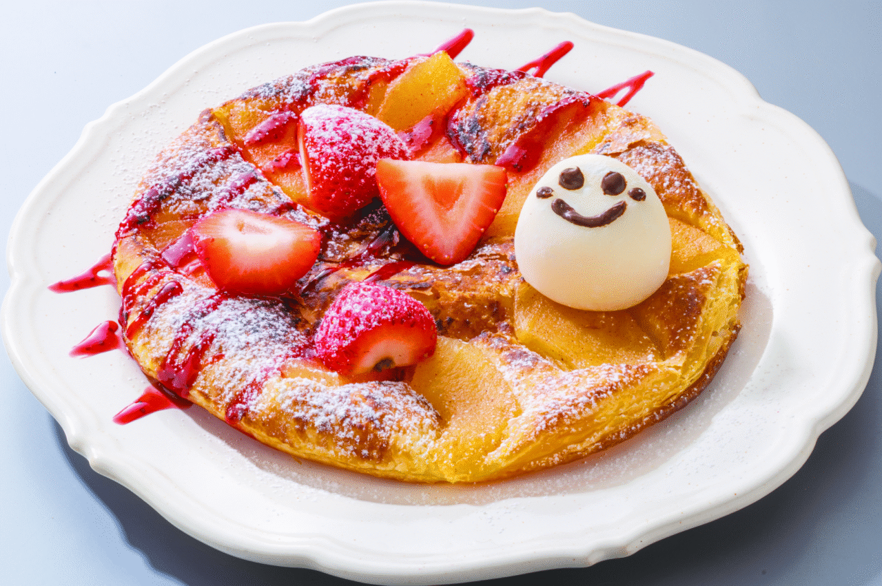 焼きりんごパイにいちごと顔の描かれた雪見だいふくをのせたスイーツ