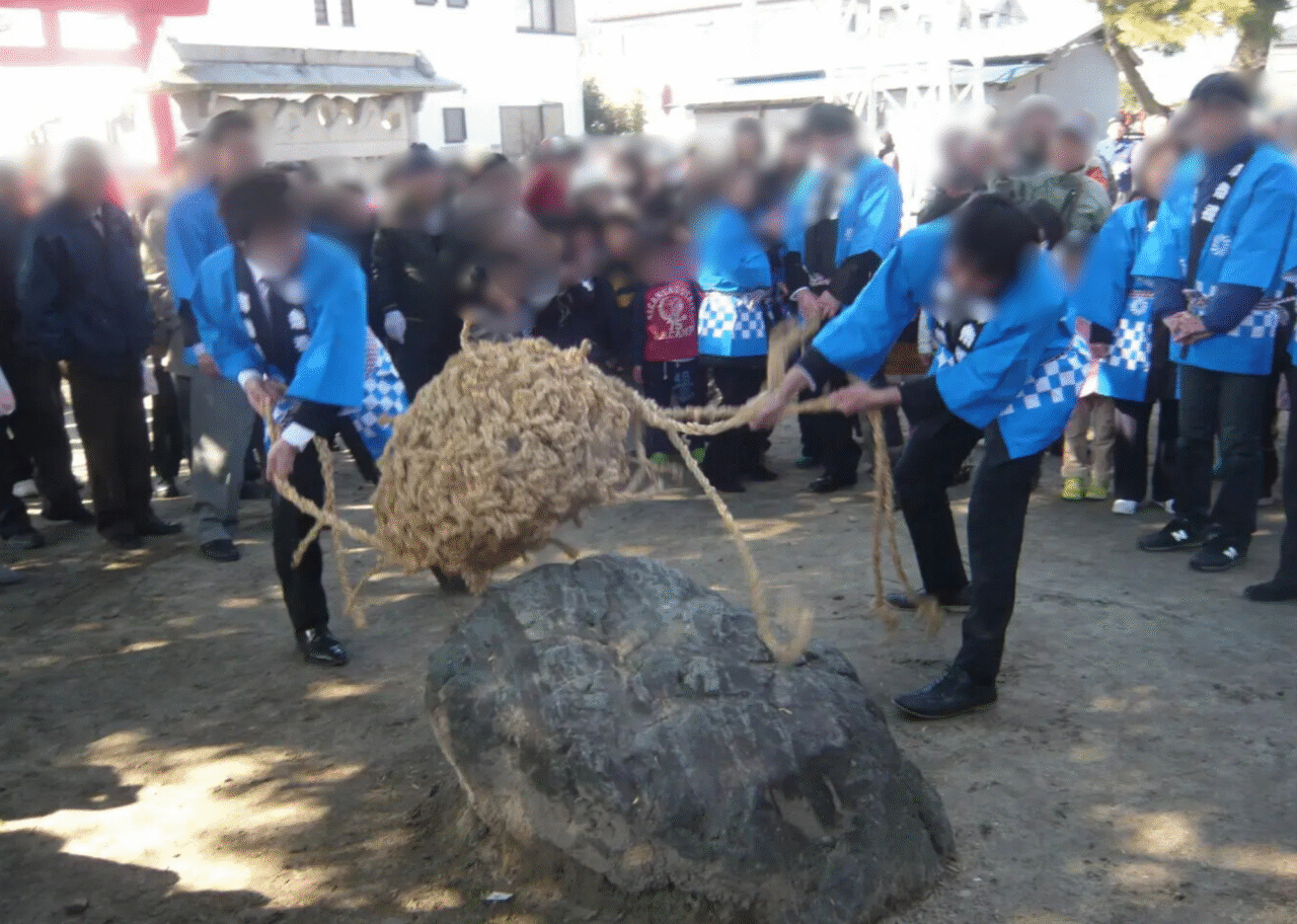 あま市七宝町下之森の下之森八幡社で行われるオコワ祭で、オコワを包んだお櫃をオコワ石に叩きつける神事の様子