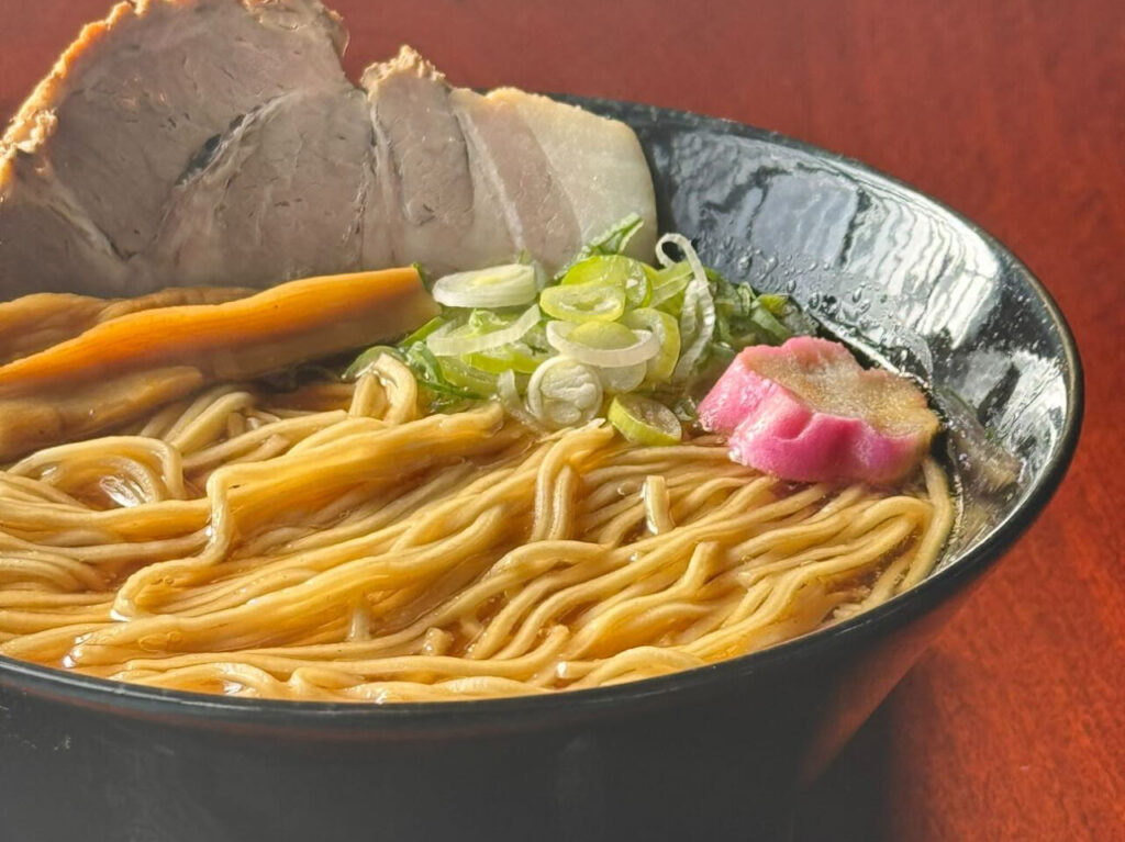 津島市昭和町の天高く翔べ！で提供されているラーメン