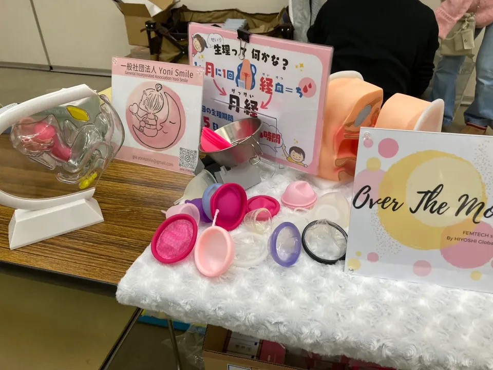 美と健康のフェムフェスaichi過去開催時の生理教育ブースとフェムケア用品展示の様子