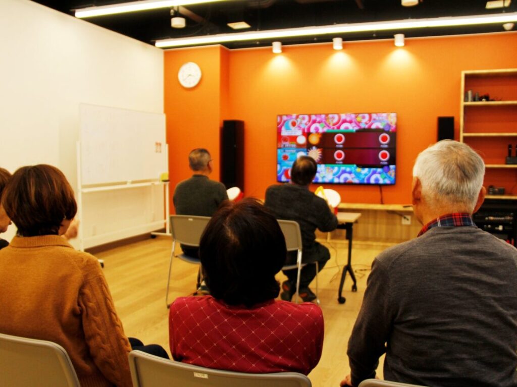 ：津島市高齢者活動・交流センターで行われているレクリエーション活動の様子