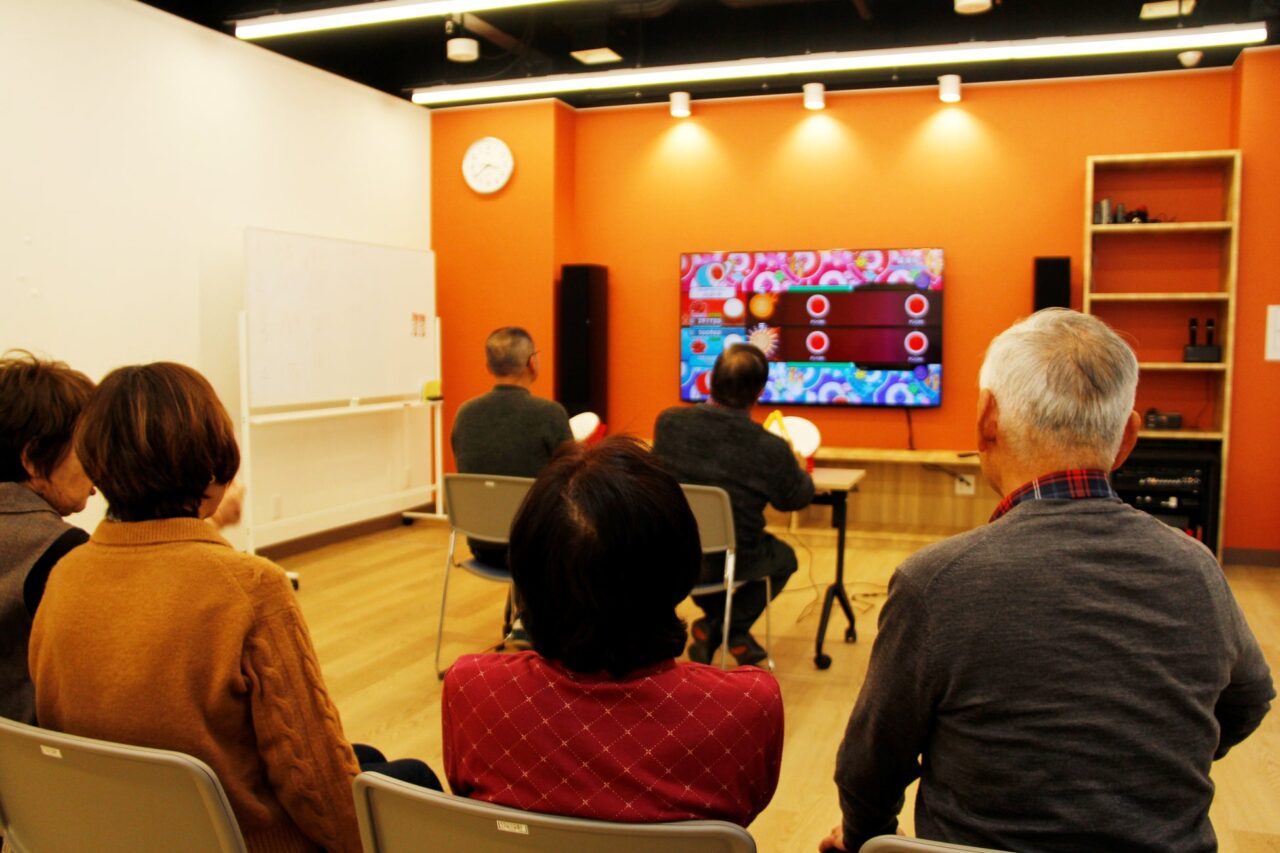 :津島市高齢者活動・交流センターで行われているレクリエーション活動の様子