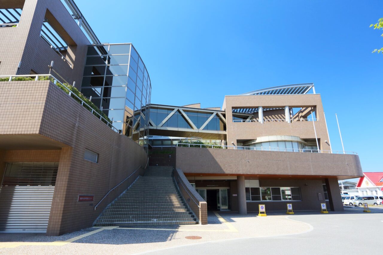 津島市上之町にある津島市総合保健福祉センターの外観