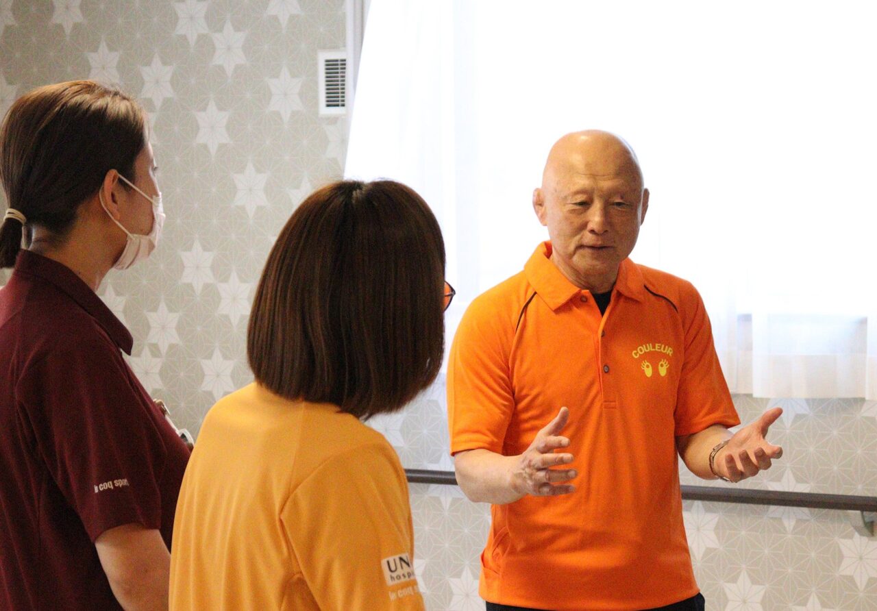 クルール施設内でスタッフと交流する栄和人監督の様子
