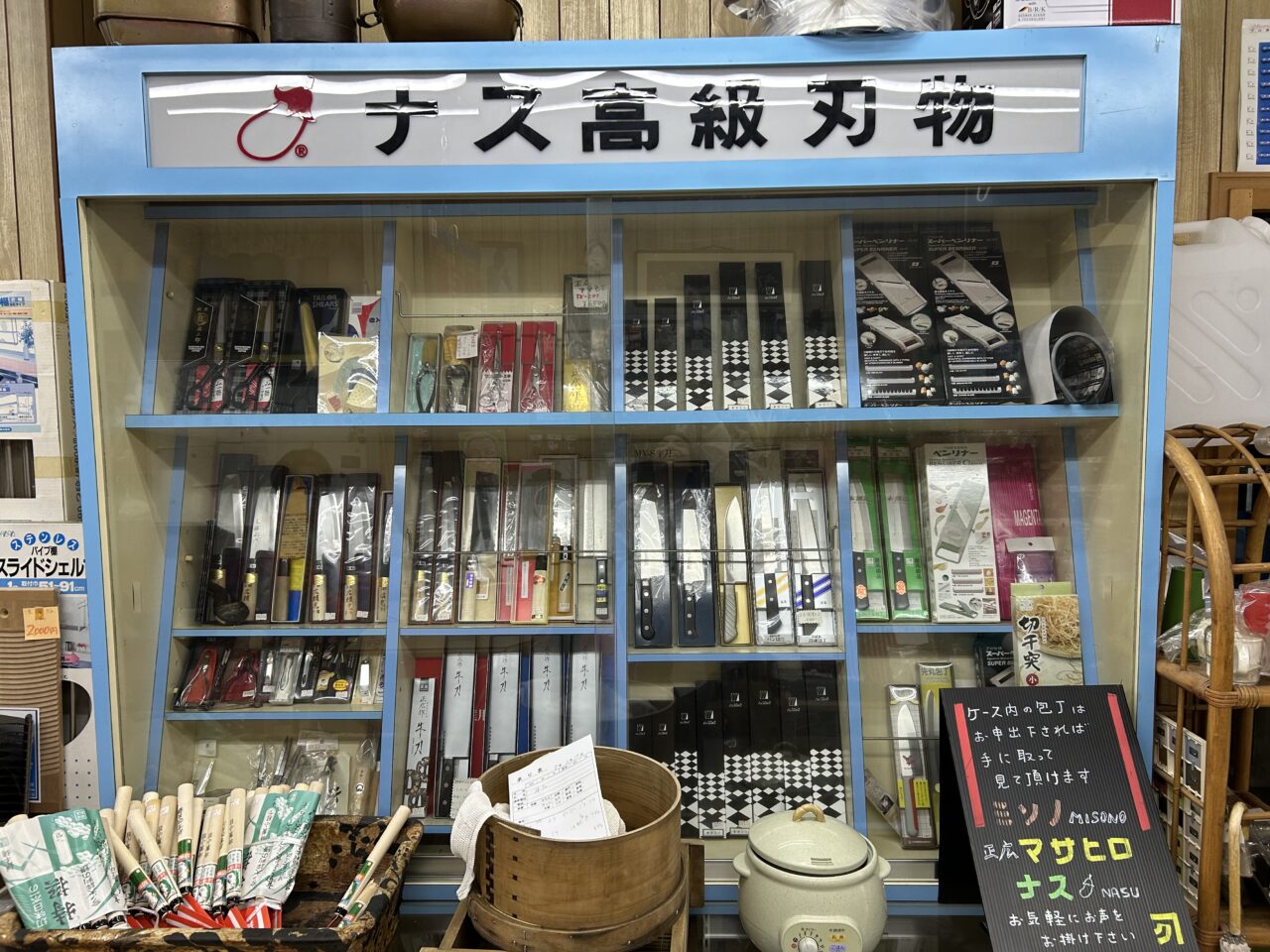 店内に並ぶ包丁やはさみなどの刃物コーナー