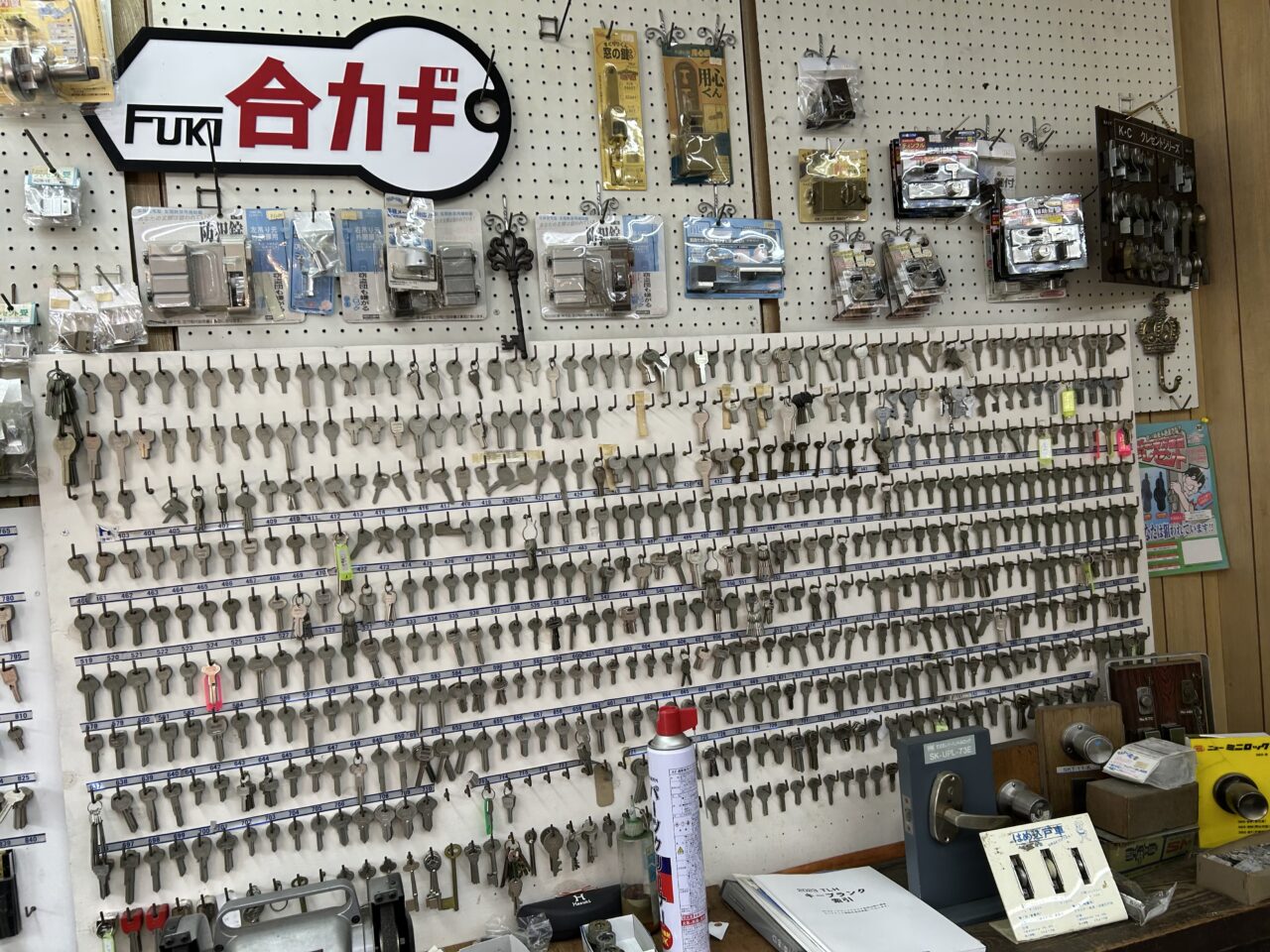 壁一面に並ぶ合鍵用の鍵見本