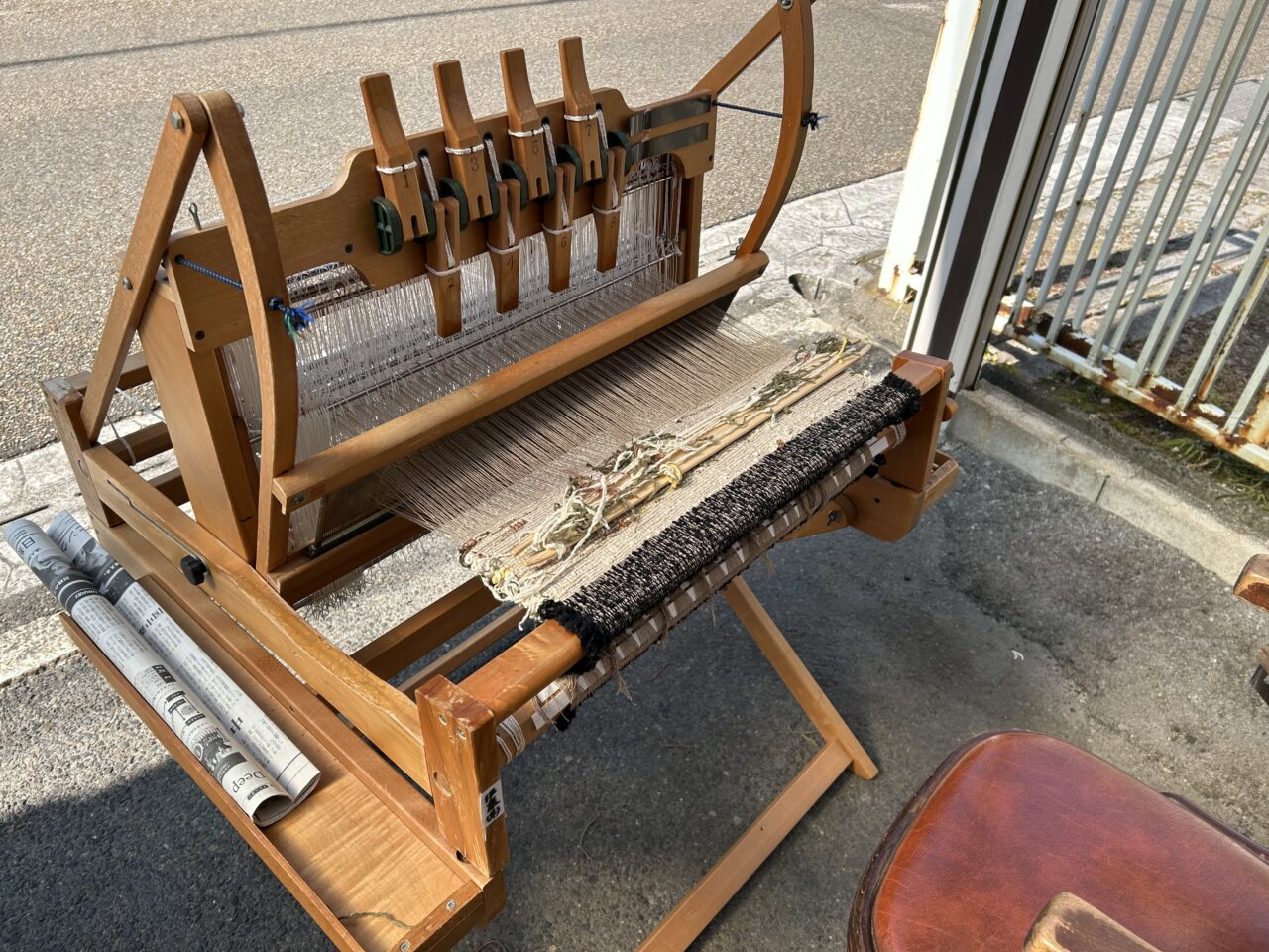 津島市天王通りの伊藤金物店店内に展示されている木製の機織り機