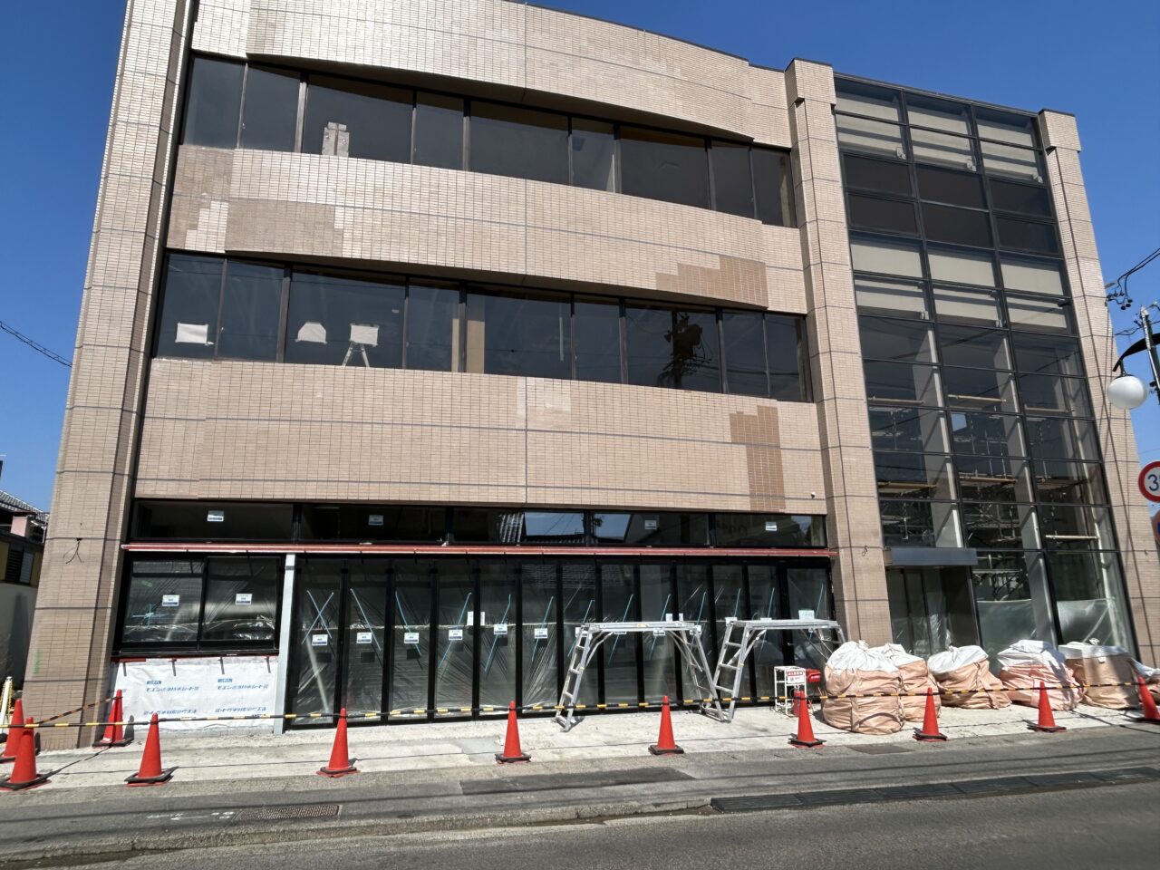 旧いちい信用金庫建物の改修工事の様子