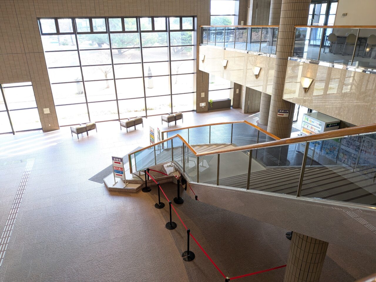 美和文化会館の1階ロビーの様子