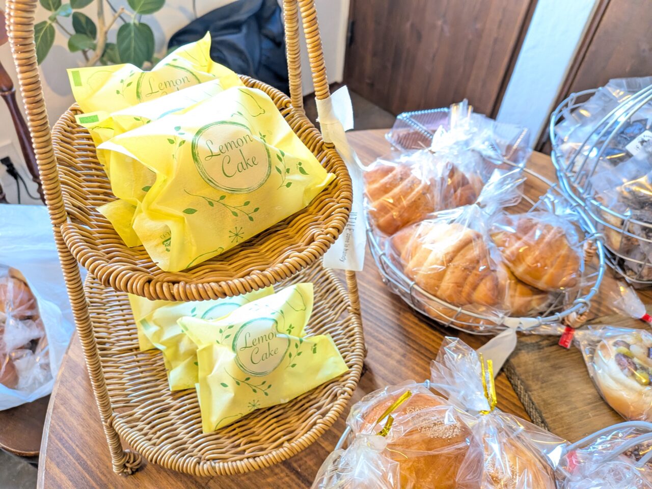 レモンケーキなど焼き菓子が並ぶ写真