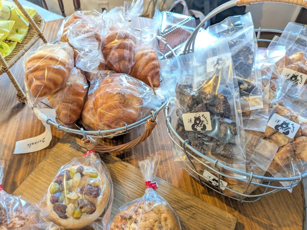 ベーカリーカフェifの店内に並ぶパンや焼き菓子
