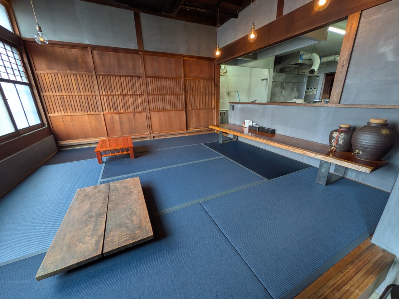天高く翔べ！古民家を改装した店内の畳スペースと木製テーブル