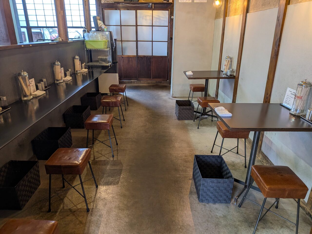 津島市昭和町の天高く翔べ！店内カウンター席とテーブル席の様子