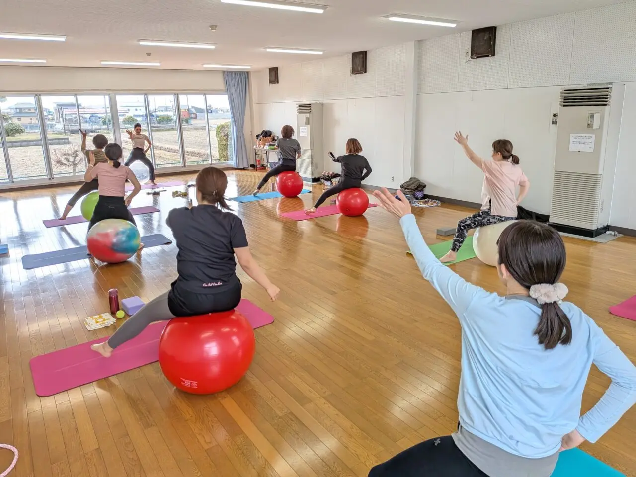 バランスボールを使った運動を行う教室の様子
