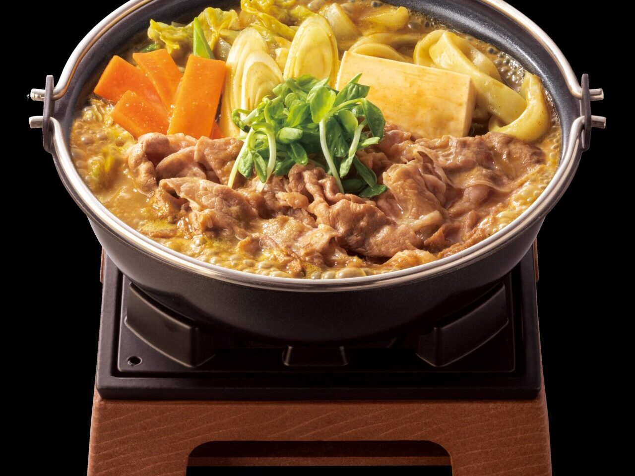 吉野家の牛カレー鍋膳。具材がたっぷり入ったクリーミーなカレー鍋