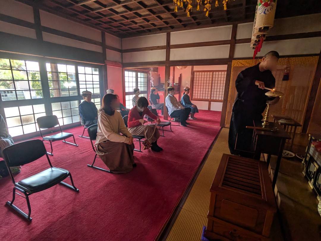 僧侶がほうろく灸を行っている様子