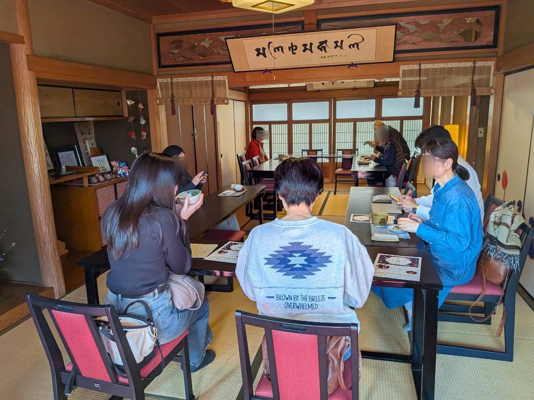 弘盛寺の室内で呈茶をいただく参加者の様子