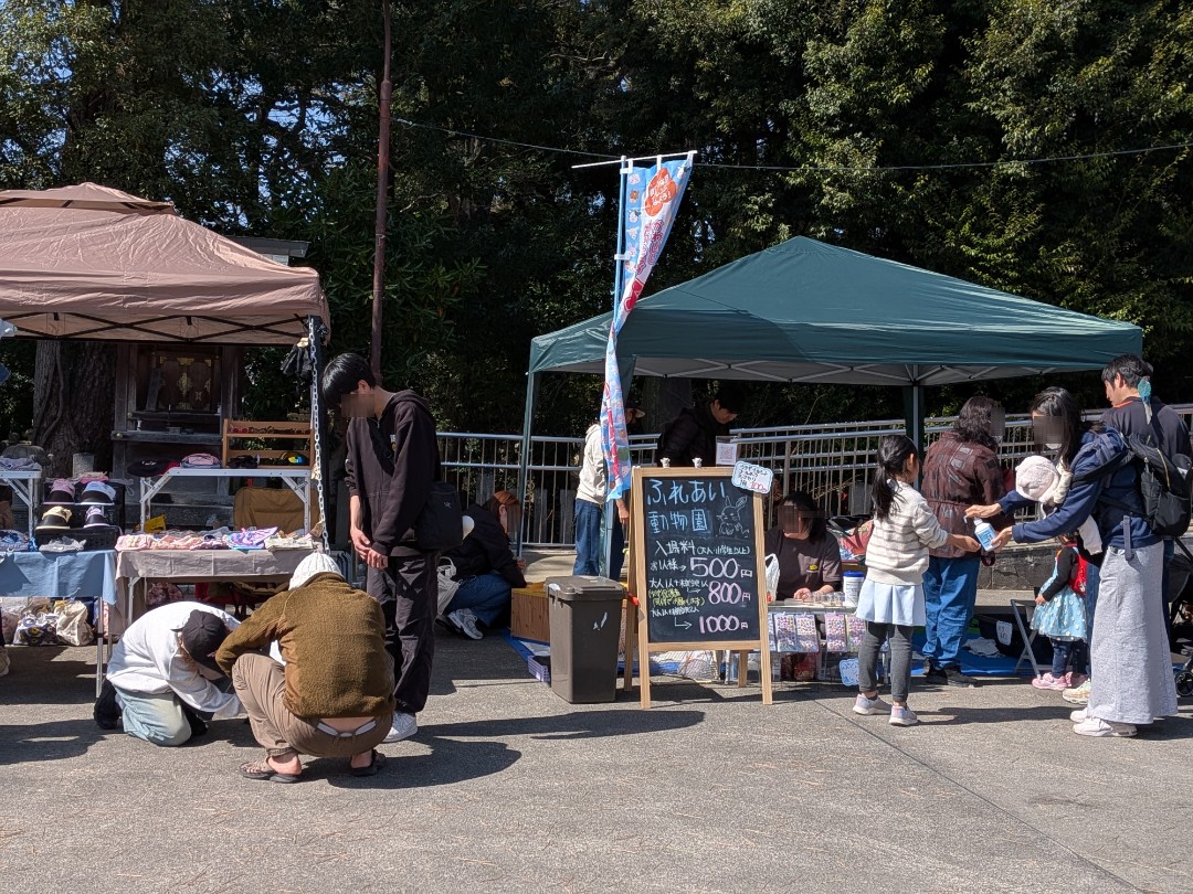 甚目寺観音境内に並ぶわんこマルシェの出店ブース