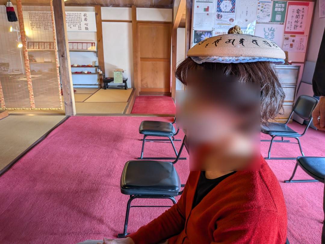 ほうろく灸を受けている参加者の様子