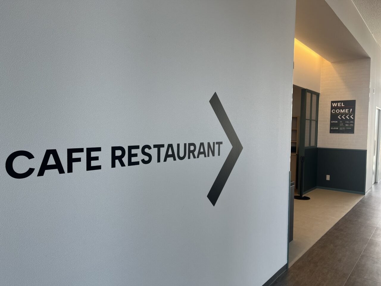 道の駅ふれあいの里HASUパーク館内 カフェレストラン案内サインと通路の様子