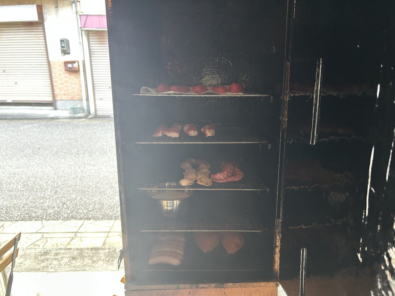 設置された燻製機と燻製調理の様子