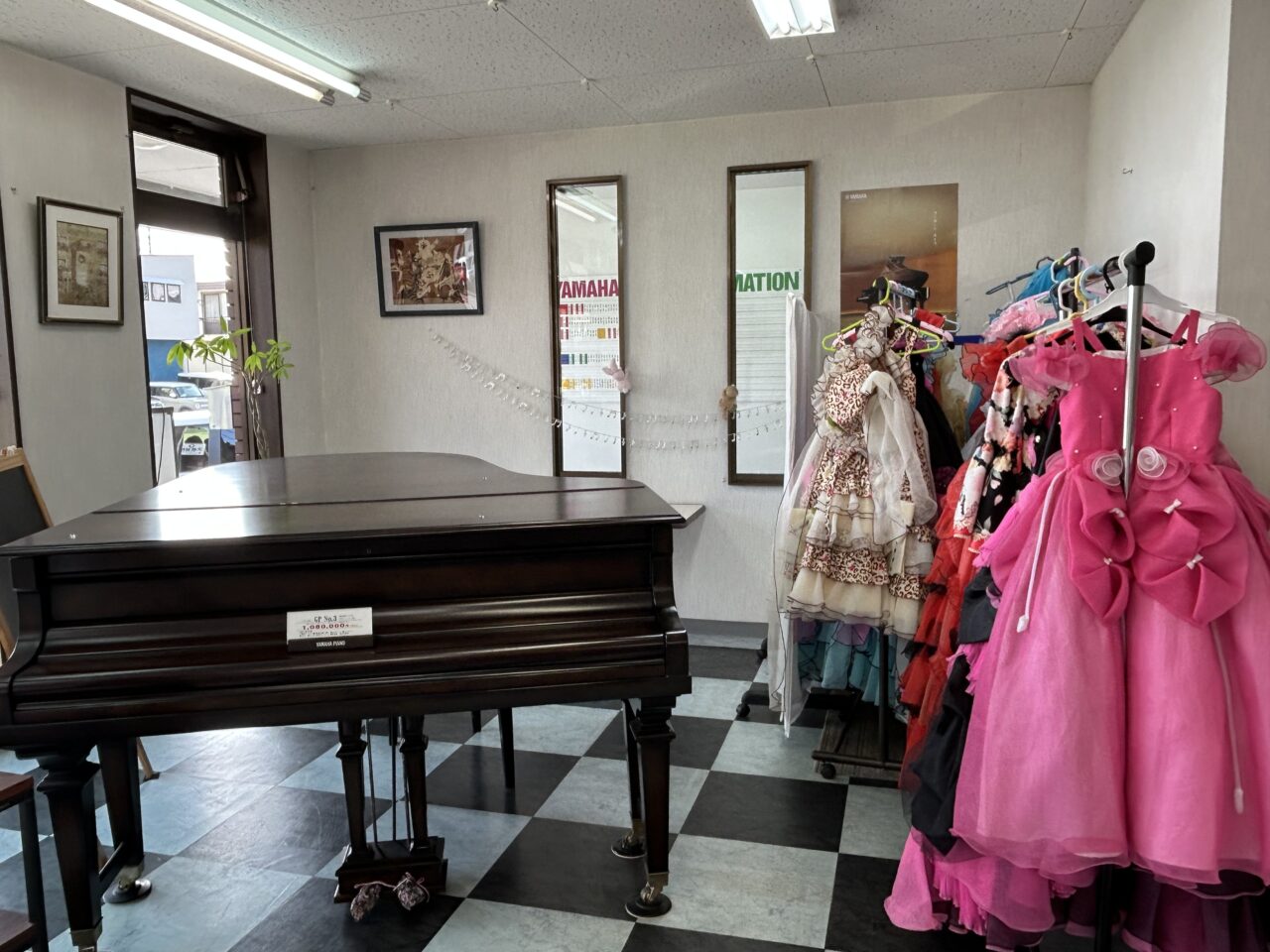 津島市のダイイチ楽器ヤマハミュージカルセンター店内に展示されている、黒のグランドピアノ