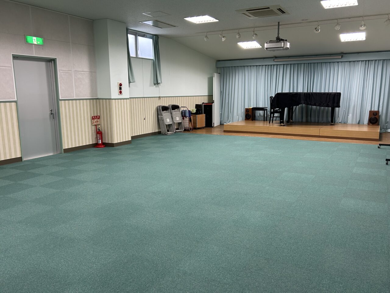 津島市のダイイチ楽器ヤマハミュージカルセンター内にある、コンサートや発表会が行われる音楽ホールの内観