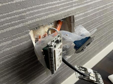 コンセントの交換や配線を整えている手元のイメージ画像