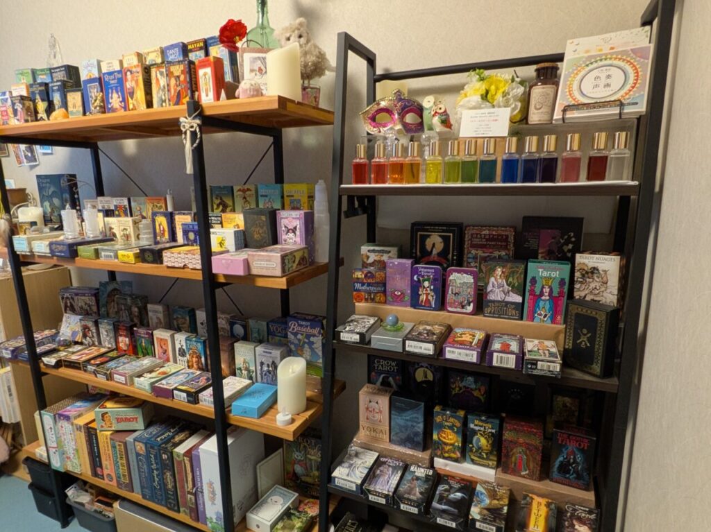 棚に整然と並べられた約350個のタロットカードコレクション