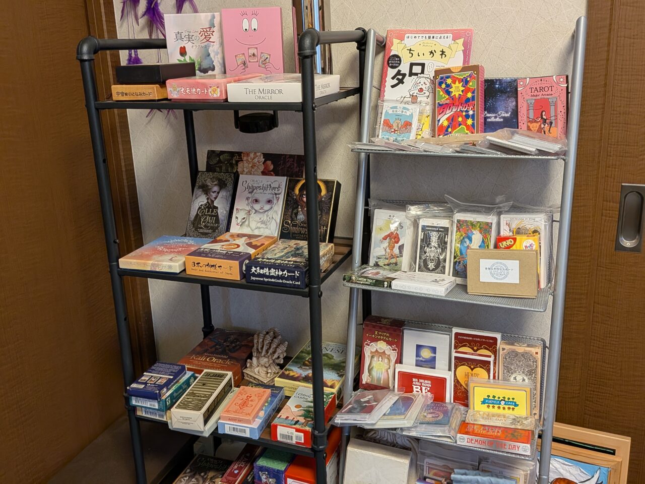 鑑定で使用される様々な種類のオラクルカードとタロットカード