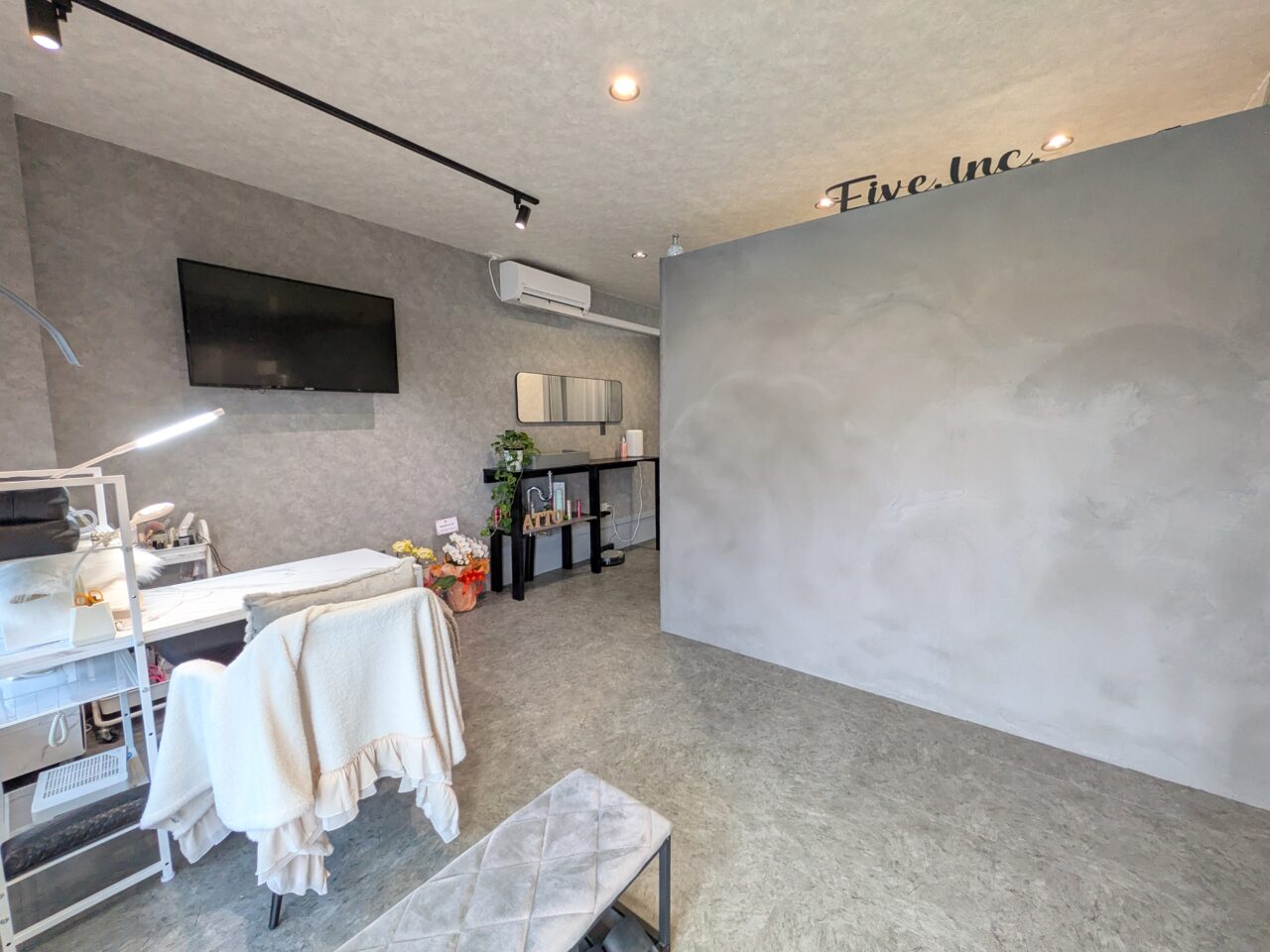 ネイルと脱毛の施術を行うATTOの店内の様子