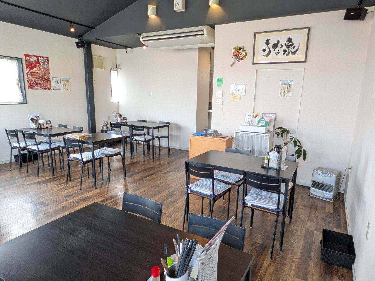 津島市うな泉の店内テーブル席の様子